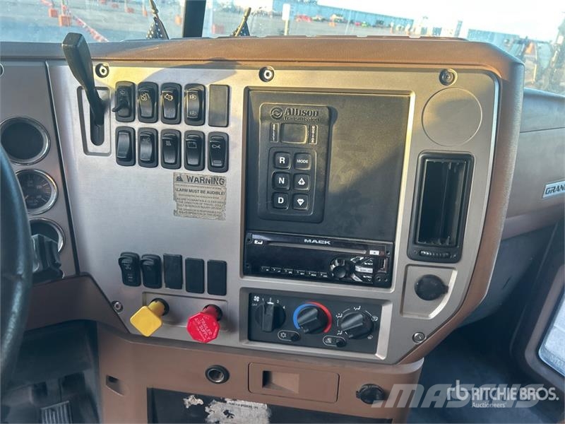 Mack GU813 شاحنات قلابة