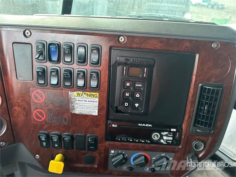 Mack GU813 Camion ribaltabili