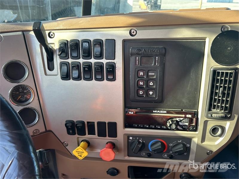 Mack GU813 Pašizgāzējs