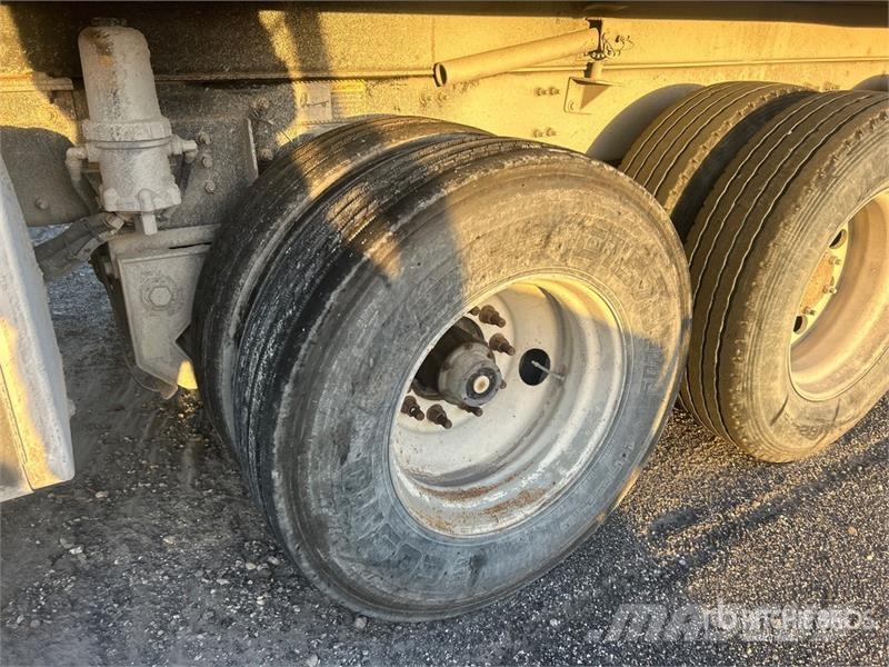 Mack GU813 شاحنات قلابة