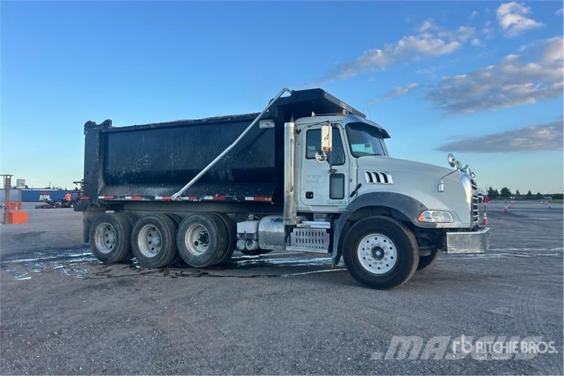 Mack GU813 شاحنات قلابة