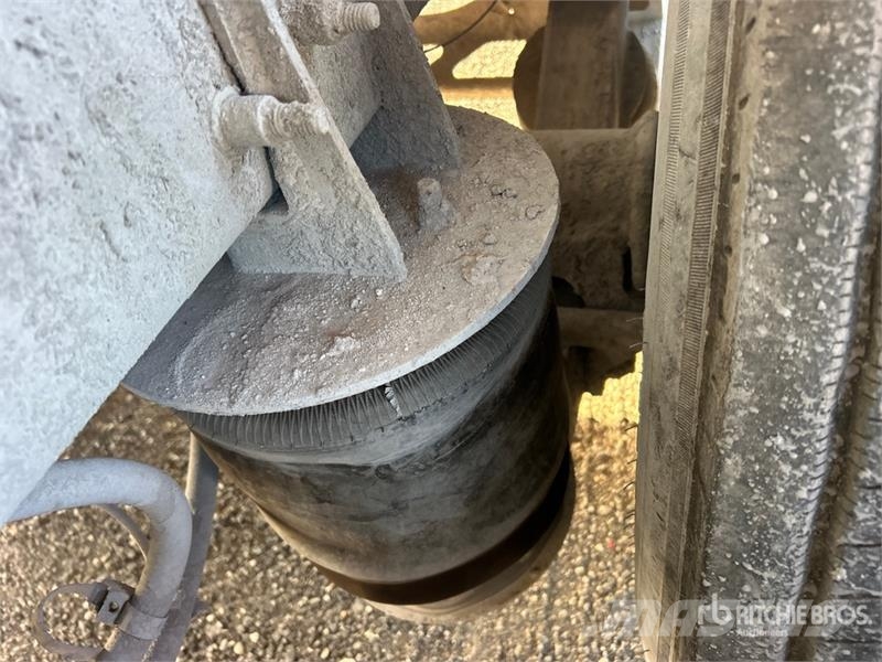 Mack GU813 Pašizgāzējs