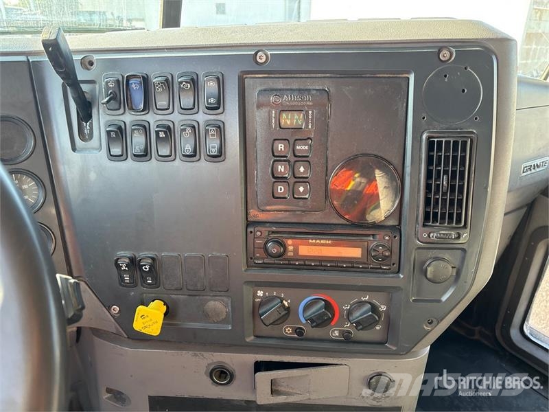 Mack GU813 ダンプ