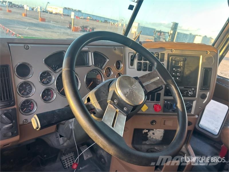 Mack GU813 شاحنات قلابة