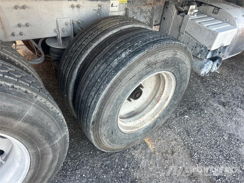 Mack GU813 شاحنات قلابة