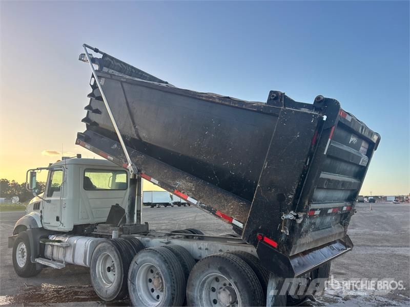Mack GU813 شاحنات قلابة