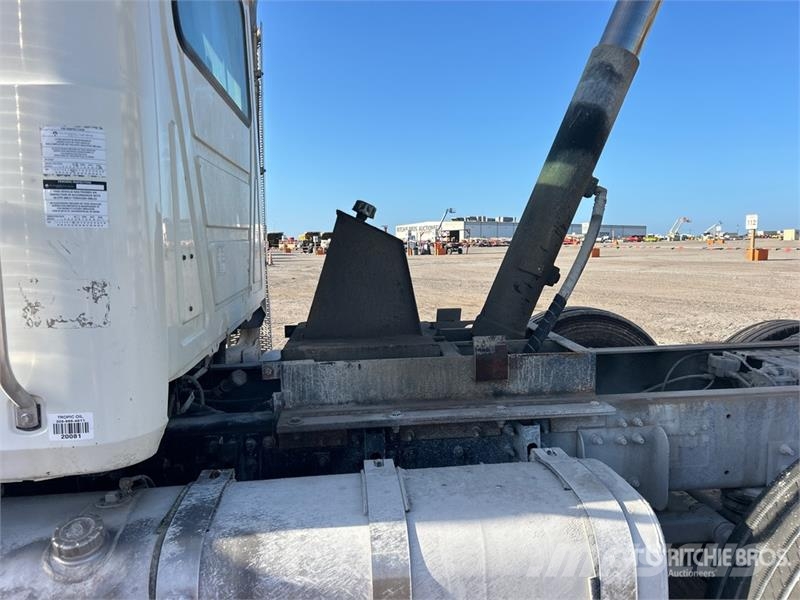 Mack GU813 Tipper trucks