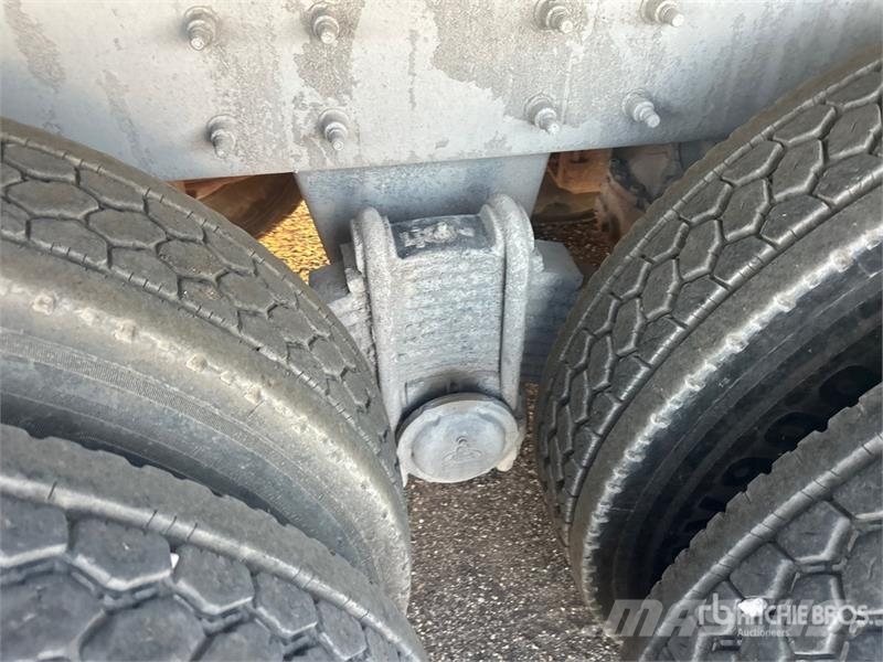 Mack GU813 شاحنات قلابة