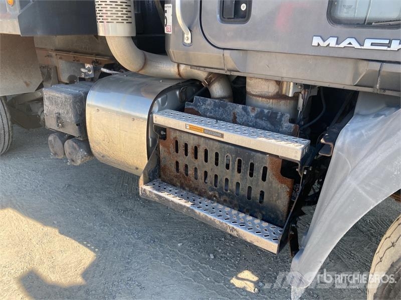 Mack GU813 Kipper