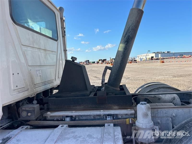 Mack GU813 Pašizgāzējs