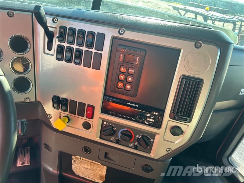 Mack GU813 Sora- ja kippiautot