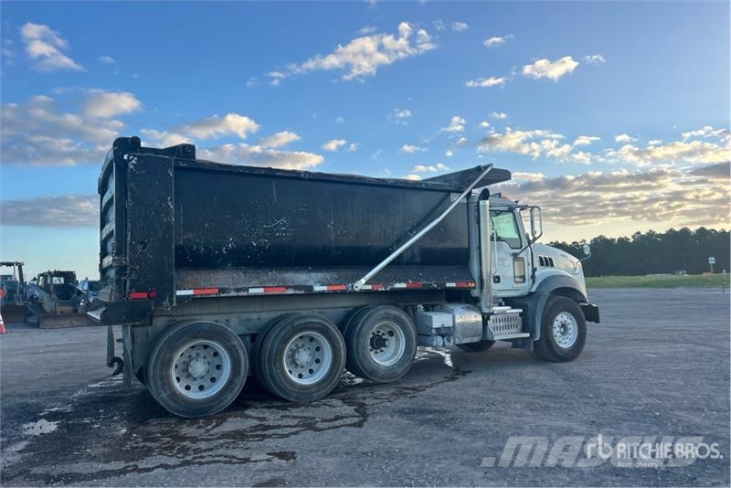 Mack GU813 شاحنات قلابة