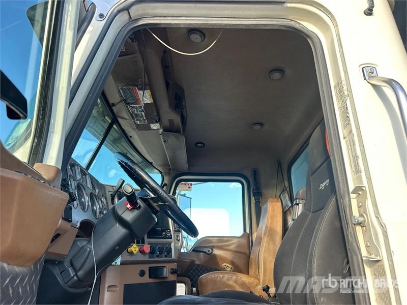 Mack GU813 Pašizgāzējs