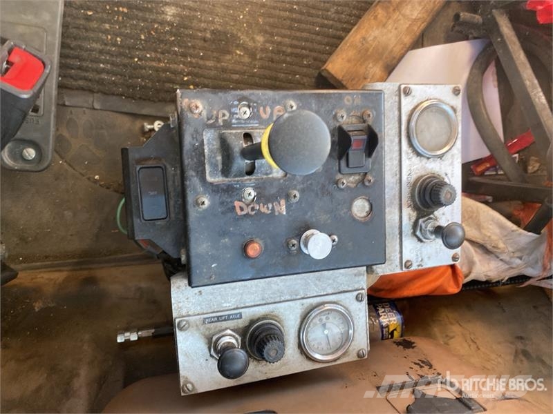 Mack GU813 10x4 Quad/A Dump Truck Kipper