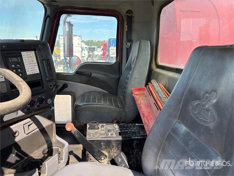Mack GU813 6x4 Mixer Truck (Inoperable) Avtomešalci za beton