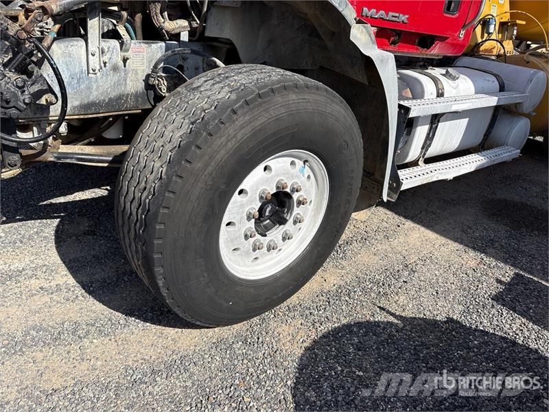 Mack GU813 6x4 Mixer Truck (Inoperable) Avtomešalci za beton