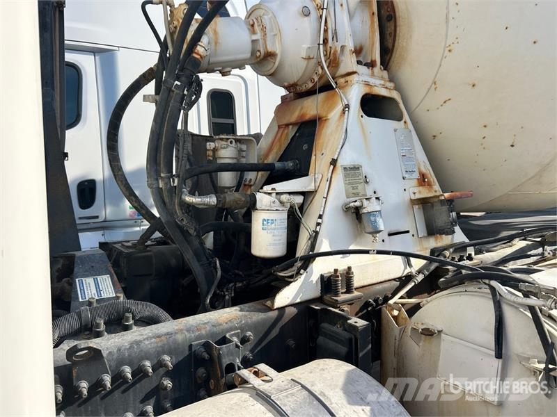 Mack GU813 6x4 Mixer Truck Camion malaxeur