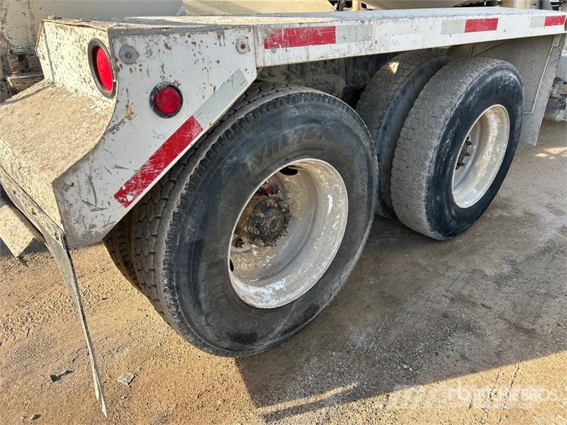 Mack GU813 6x4 Mixer Truck Camion malaxeur