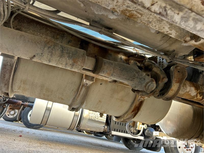 Mack GU813 6x4 Mixer Truck Camion malaxeur