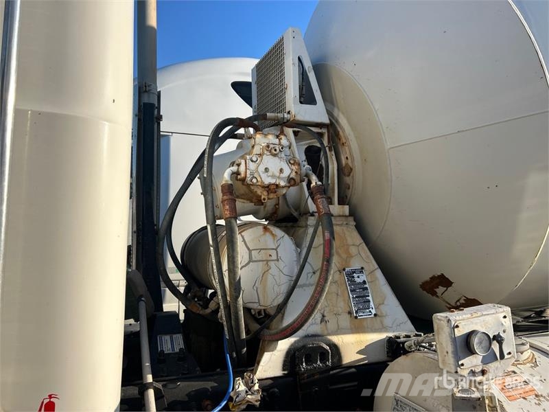 Mack GU813 6x4 Mixer Truck Camion malaxeur