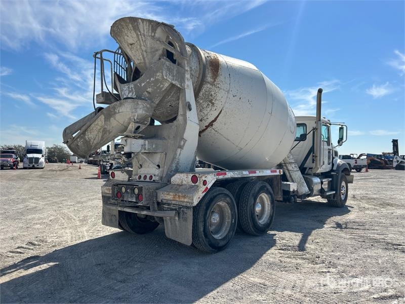 Mack GU813 6x4 Mixer Truck Betonmixers en pompen