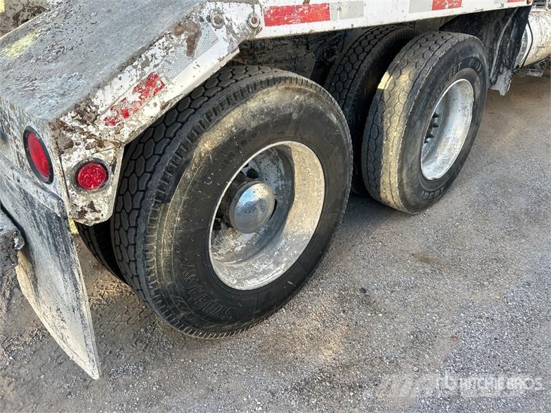 Mack GU813 6x4 Mixer Truck Camion malaxeur