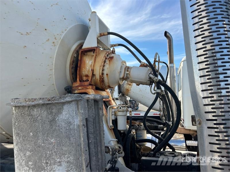 Mack GU813 6x4 Mixer Truck Camion malaxeur
