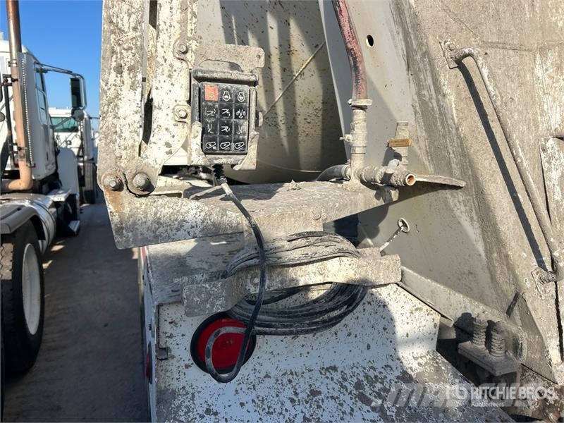 Mack GU813 6x4 Mixer Truck Camion malaxeur