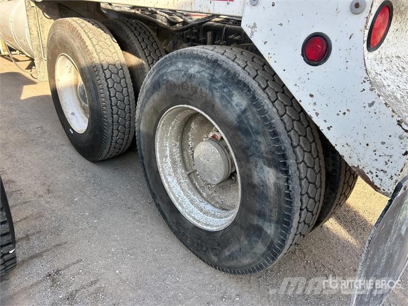 Mack GU813 6x4 Mixer Truck Camion malaxeur