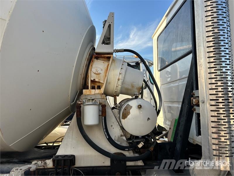 Mack GU813 6x4 Mixer Truck Camion malaxeur