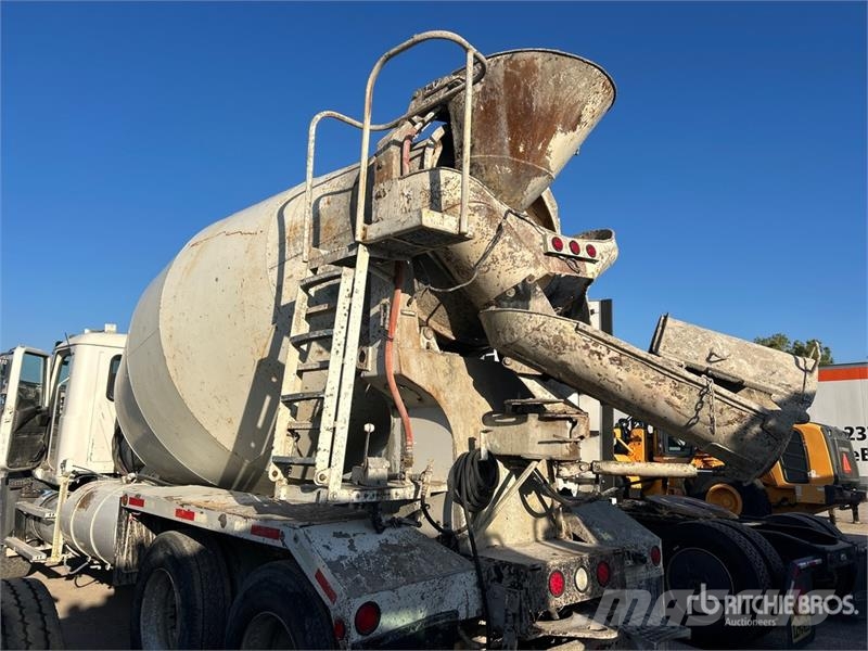 Mack GU813 6x4 Mixer Truck Camion malaxeur