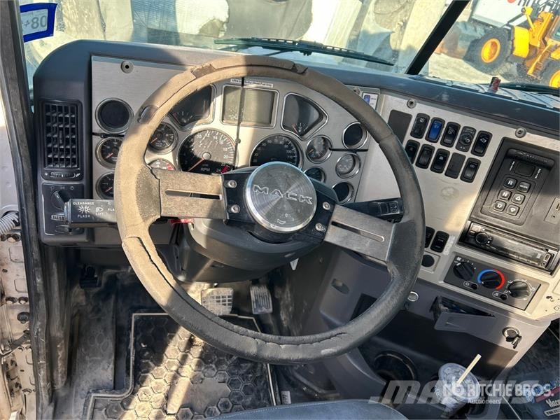 Mack GU813 6x4 Mixer Truck Camion malaxeur