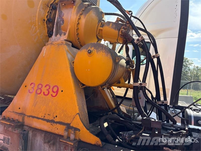 Mack GU813 6x4 Mixer Truck (Inoperable) Avtomešalci za beton