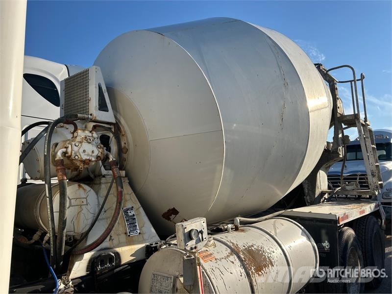 Mack GU813 6x4 Mixer Truck Camion malaxeur