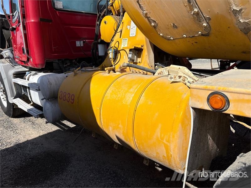 Mack GU813 6x4 Mixer Truck (Inoperable) Avtomešalci za beton