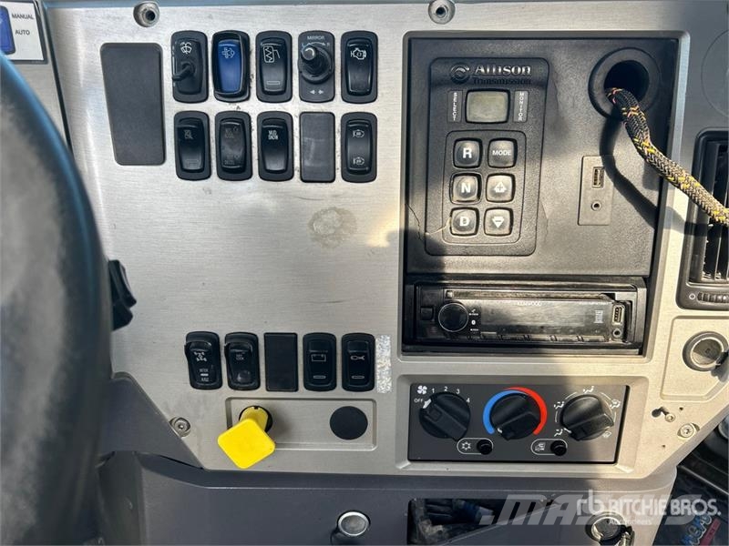 Mack GU813 6x4 Mixer Truck Camion malaxeur