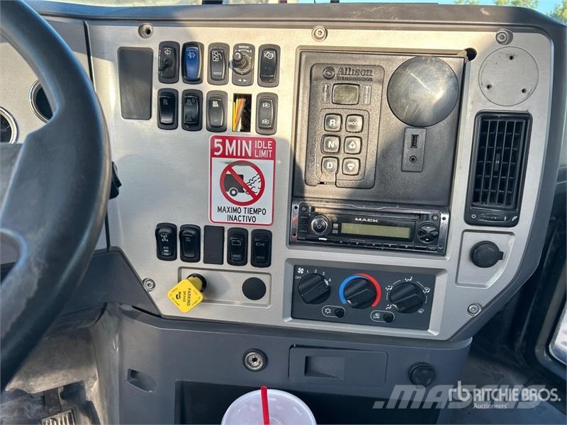 Mack GU813 6x4 Mixer Truck Camion malaxeur