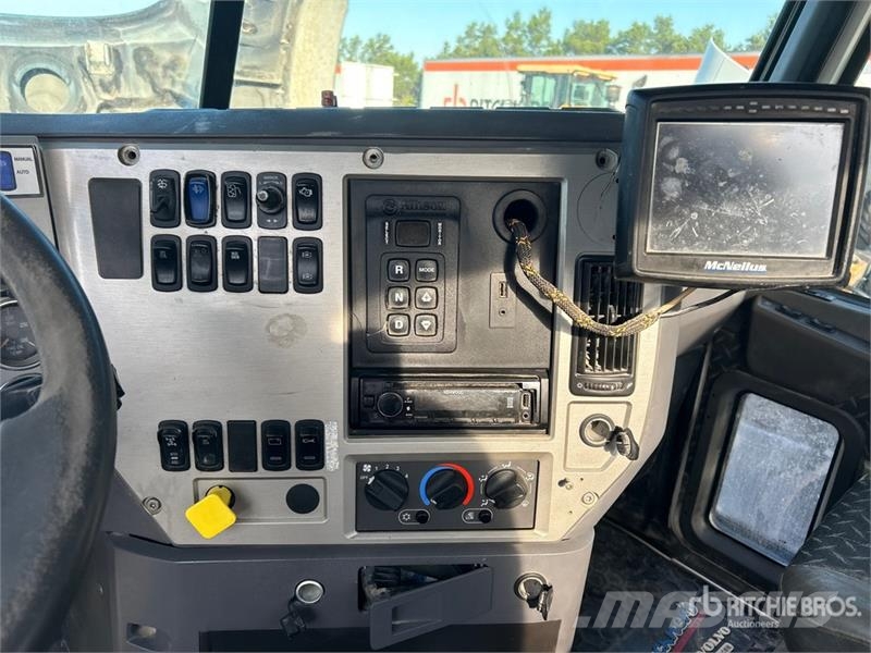 Mack GU813 6x4 Mixer Truck Camion malaxeur