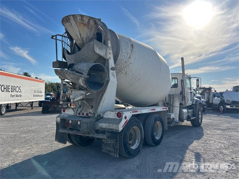 Mack GU813 6x4 Mixer Truck Camion malaxeur
