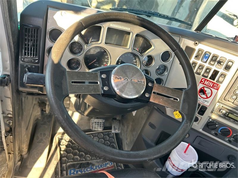 Mack GU813 6x4 Mixer Truck Camion malaxeur