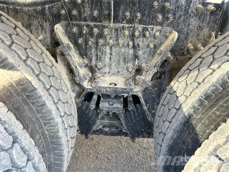 Mack GU813 6x4 Mixer Truck Camion malaxeur