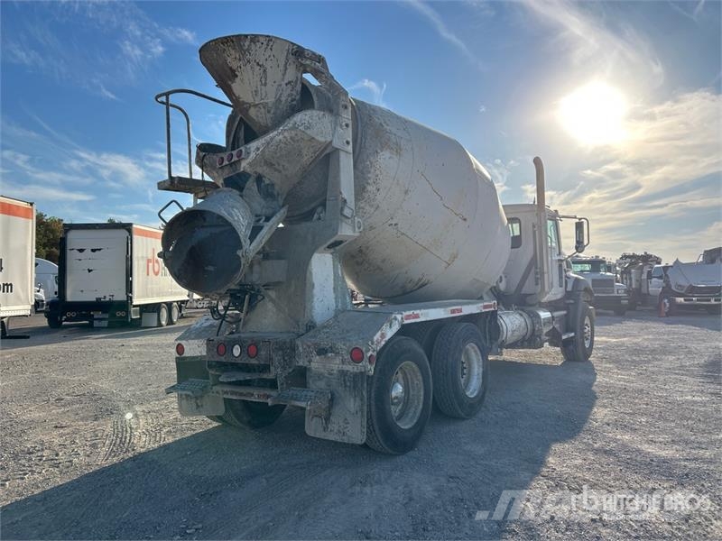 Mack GU813 6x4 Mixer Truck Camion malaxeur