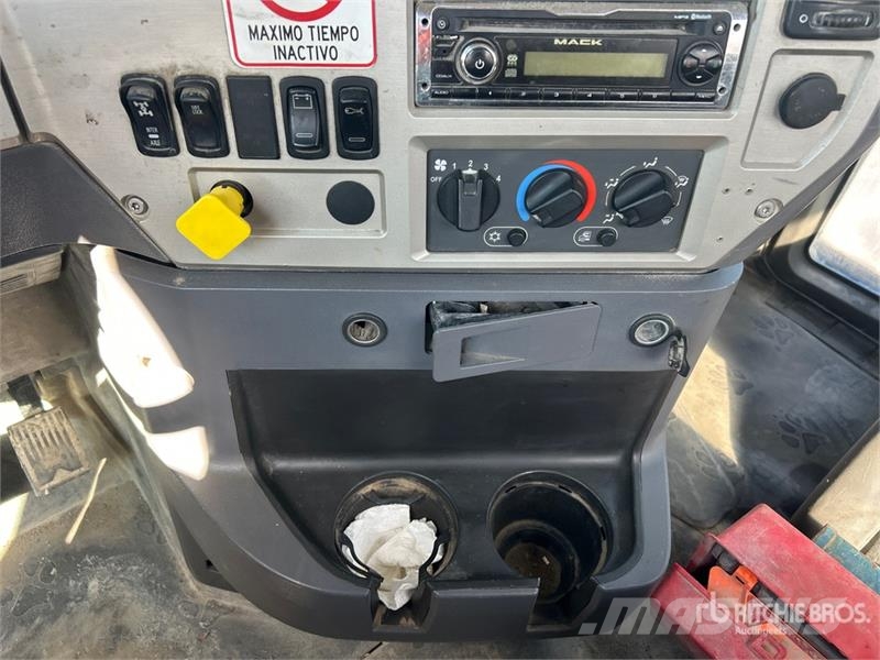 Mack GU813 6x4 Mixer Truck 混凝土車