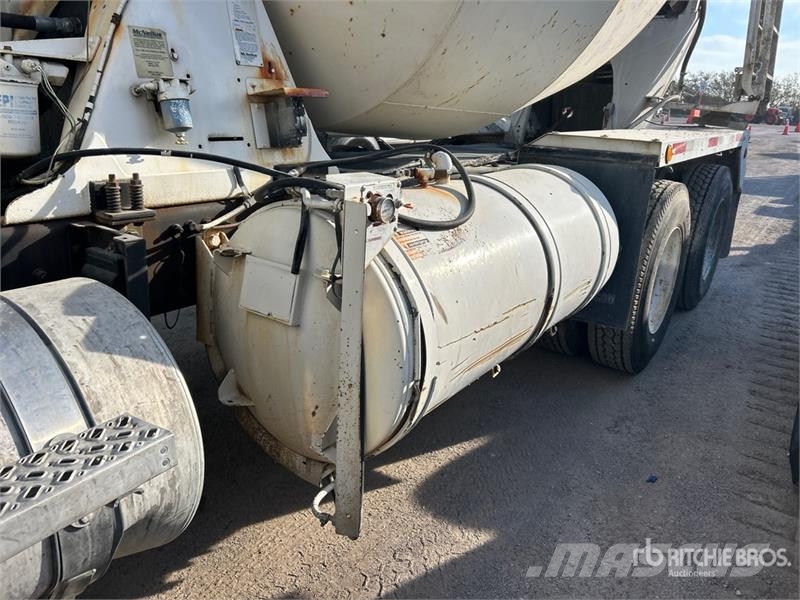 Mack GU813 6x4 Mixer Truck Camion malaxeur