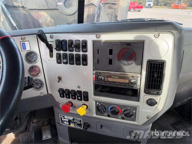 Mack GU813 6x4 T/A Day Cab Truck Tractor Cavalos mecânicos