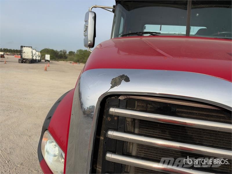 Mack GU813 6x4 T/A Day Cab Truck Tractor Cavalos mecânicos