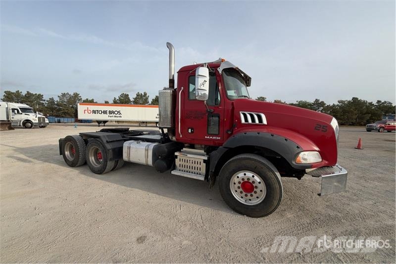 Mack GU813 6x4 T/A Day Cab Truck Tractor Cavalos mecânicos