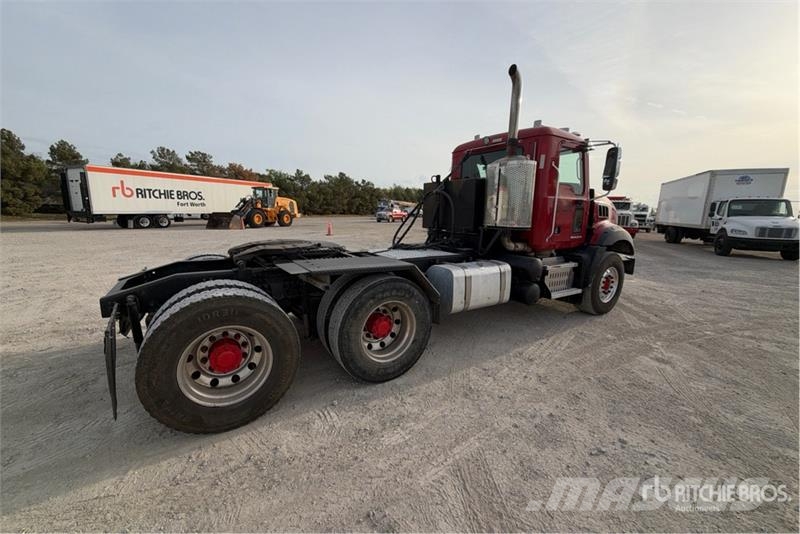 Mack GU813 6x4 T/A Day Cab Truck Tractor Cavalos mecânicos