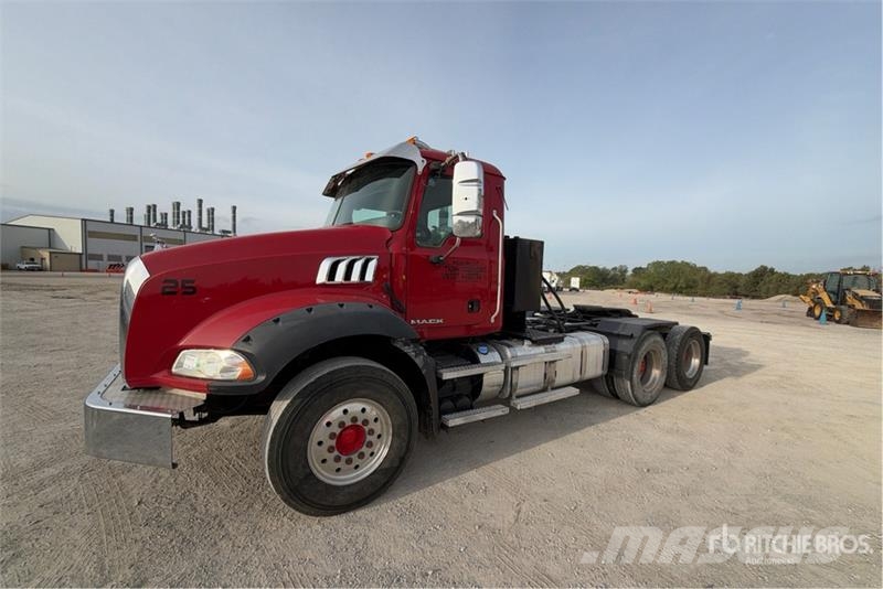 Mack GU813 6x4 T/A Day Cab Truck Tractor Cavalos mecânicos