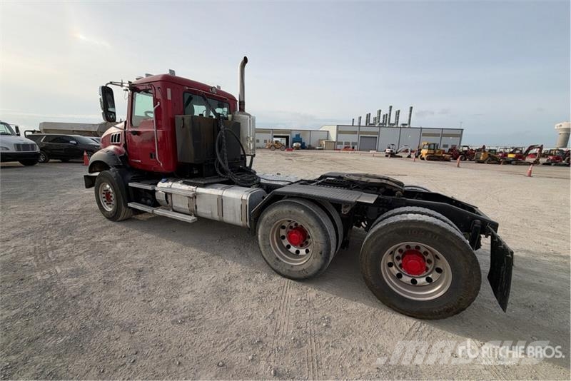 Mack GU813 6x4 T/A Day Cab Truck Tractor Cavalos mecânicos